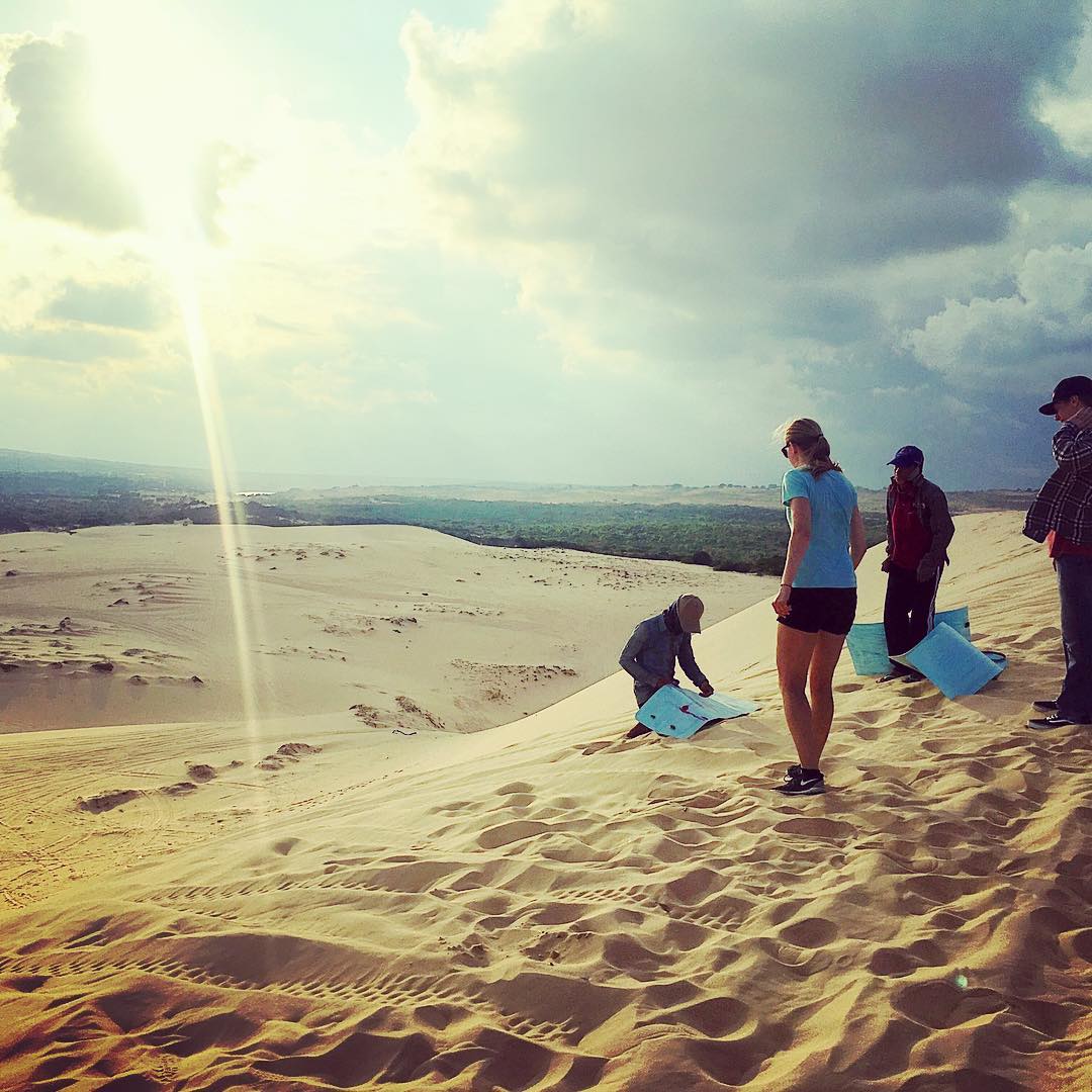 Trãi nghiệm trò chơi trượt cát ở đồi cát bay