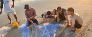 Du khách Thái Lan đang trải nghiệm vùng biển tại NOOI